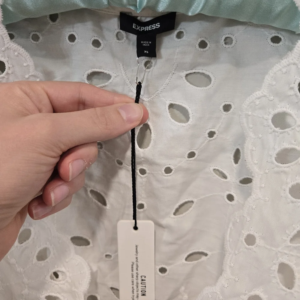 Express• NWT White Eyelet Tie-Front Blouse. Sz XS - Picture 4 of 9